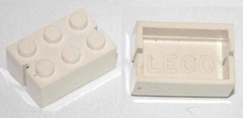 Brick 2 x 3 without Bottom Tubes, Slotted (with 2 slots, opposite)
I god stand. Trans-Clear. ikke hvit.