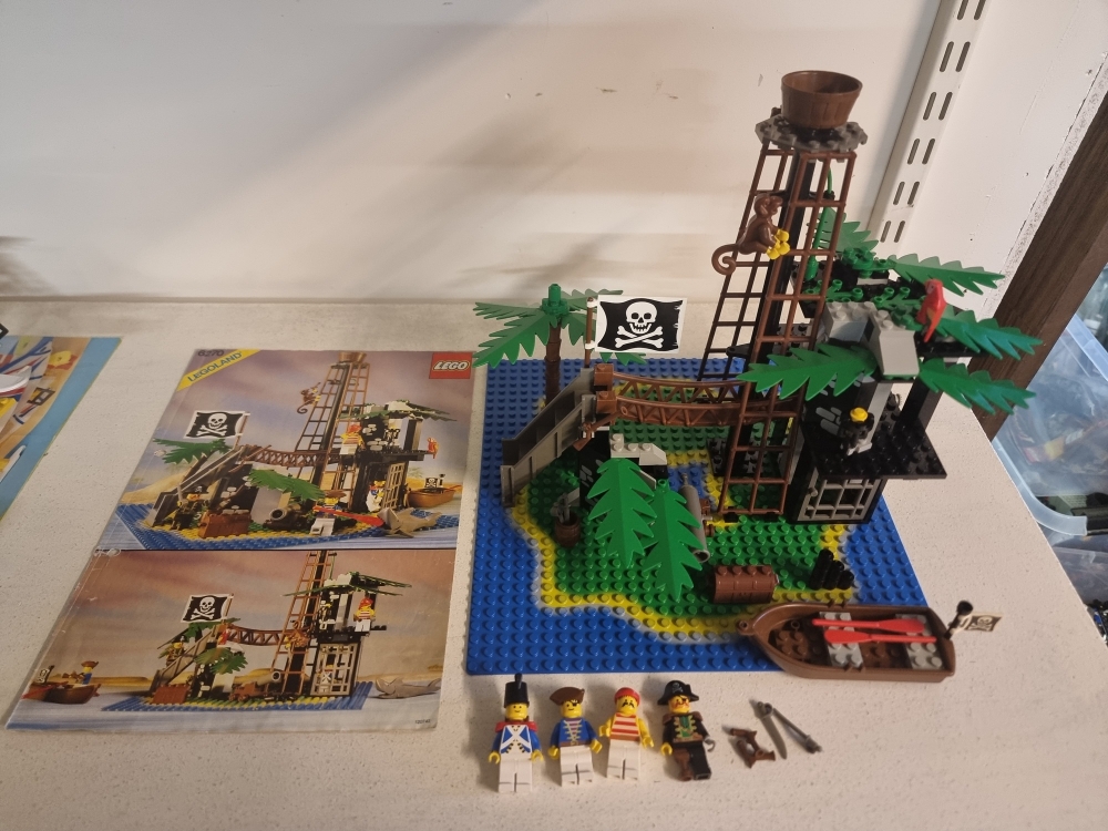 Sett 6270 fra Lego Pirates serien.
Meget pent sett. Ser nesten nytt ut.
Komplett med manual.