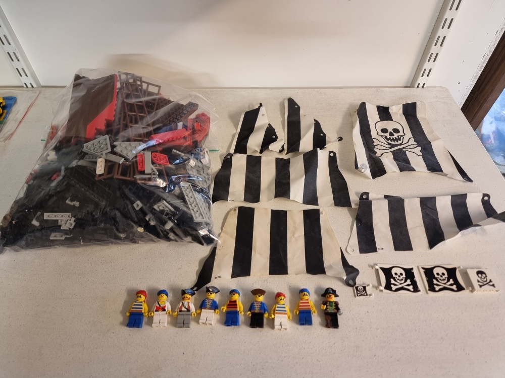 Sett 6286 fra lego Pirates : Pirates 1 serien.
Flott sett. Ett seil trenger rens ellers fint.
Komplett uten manual.