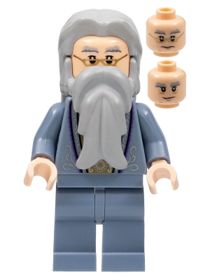 Albus Dumbledore - Sand Blue Outfit with Silver Embroidery
Komplett i god stand.